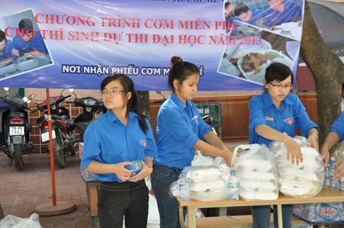 Sinh viên tình nguyện ĐH Mỏ - Địa chất mang cơm đến cho phụ huynh và thí sinh