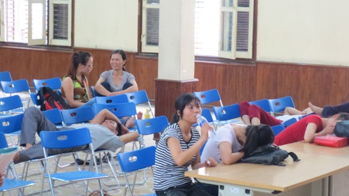 Trường ĐH Hà Nội mở phim cho phụ huynh xem - 3 ...vừa ngủ lấy sức