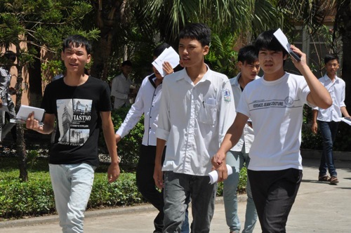 Những hành động trên làm ấm lòng phụ huynh và thí sinh đi thi