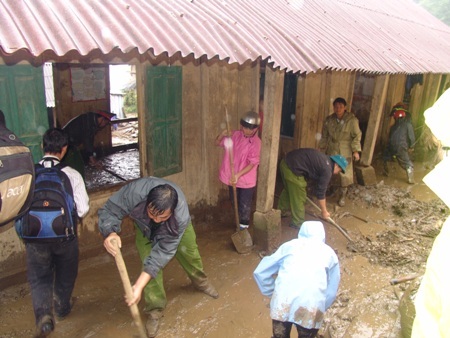 “Được Bộ trưởng GD-ĐT động viên, tôi cảm động quá…” - 7 Các lực lượng cứu hỗ đang nỗ lực vét bùn ra khỏi lớp học