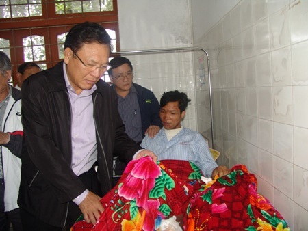 “Được Bộ trưởng GD-ĐT động viên, tôi cảm động quá…” - 9 Bộ trưởng Bộ GD-ĐT đang hỏi thăm, động viên các giáo viên ở thôn Bản Khoang.