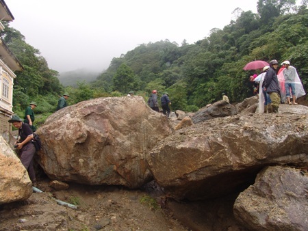 “Được Bộ trưởng GD-ĐT động viên, tôi cảm động quá…” - 1 Những tảng đá to này do dòng lũ dữ đưa từ trên đỉnh núi quét qua khu nhà ở của dân và giáo viên.