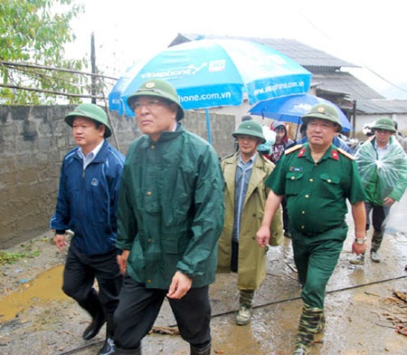 Bộ trưởng Bộ GD-ĐT Phạm Vũ Luận tới Bản Khoang (Ảnh: Báo Lào Cai)