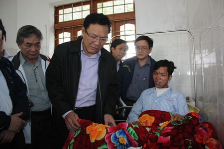 Bộ trưởng Phạm Vũ Luận thăm hỏi giáo viên bị tai nạn trong trận lũ dữ. (Ảnh: Bá Hải, GDTD)