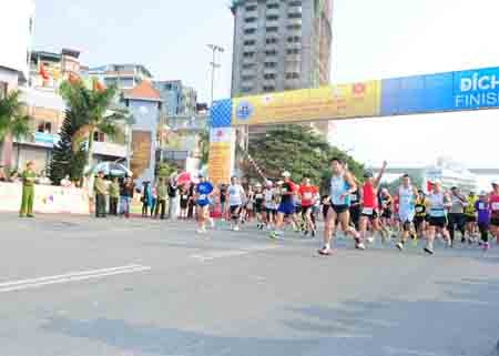 Sôi nổi giải Marathon quốc tế tại Vịnh Hạ Long - 2 Gần 300 vận động viên chuyên nghiệp trong nước và quốc tế tham gia giải