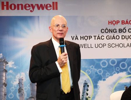 Honeywell UOP trao học bổng đầu tư nhân lực cho ngành Hóa dầu - 2 Sinh viên xuất sắc ngành Hóa học sẽ được nhận học bổng Honeywell UOP.