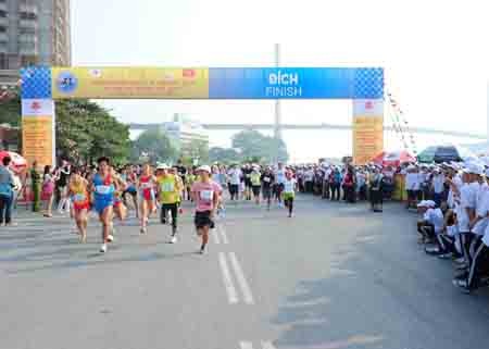 Sôi nổi giải Marathon quốc tế tại Vịnh Hạ Long - 3 Hàng nghìn vận động viên phong trào của tỉnh Quảng Ninh cũng tham gia