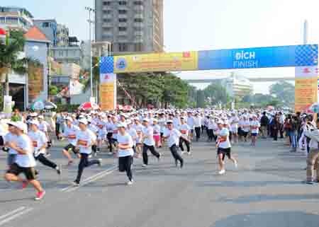 Sôi nổi giải Marathon quốc tế tại Vịnh Hạ Long - 5 Hàng nghìn vận động viên phong trào của tỉnh Quảng Ninh cũng tham gia