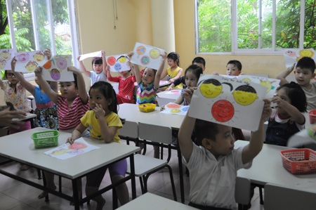 Điều đặc biệt ở Trường mầm non song ngữ Hoa Trà My - 2 Giờ học vẽ, học đàn của học sinh Trường mầm non song ngữ Hoa Trà My.
