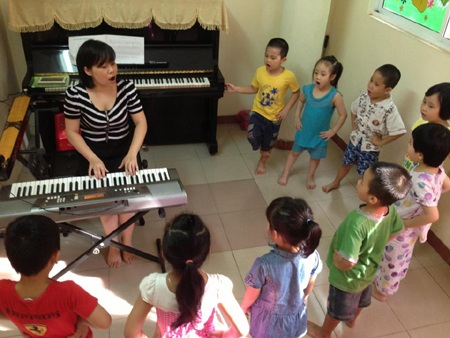 Điều đặc biệt ở Trường mầm non song ngữ Hoa Trà My - 3 Giờ học vẽ, học đàn của học sinh Trường mầm non song ngữ Hoa Trà My.