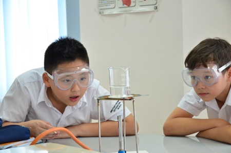 “Thẻ thông hành” vào các trường ĐH danh tiếng tại Anh quốc - 3 Học sinh thực hành khoa học tại trường BVIS.