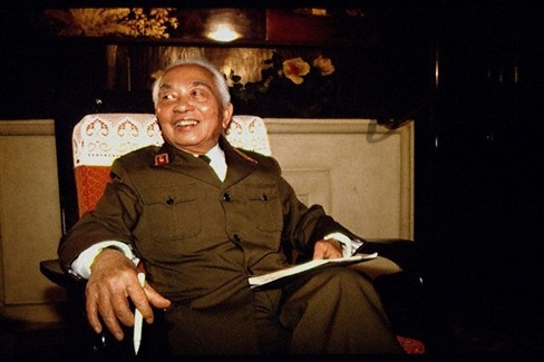 Đại tướng Võ Nguyên Giáp: Thầy giáo dạy Lịch sử nổi tiếng - 2 Đại tướng Võ Nguyên Giáp.