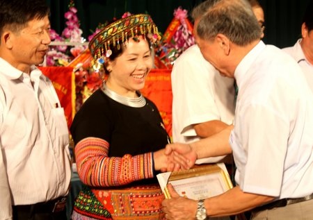 Lãnh đạo Hội Khuyến học Việt Nam trao bằng khen cho Gia đình hiếu học tiêu biểu, tỉnh Sơn La.