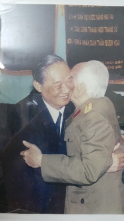 Ông Vũ Oanh và Đại tướng Võ Nguyên Giáp.