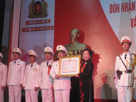 Học viện Cảnh sát nhân dân mít tinh kỷ niệm 45 năm thành lập - 6 Thừa ủy quyền của Chủ tịch nước, Phó chủ tịch nước Nguyễn Thị Doan đã gắn
