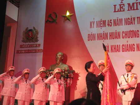 Học viện Cảnh sát nhân dân mít tinh kỷ niệm 45 năm thành lập - 5 Thừa ủy quyền của Chủ tịch nước, Phó chủ tịch nước Nguyễn Thị Doan đã gắn