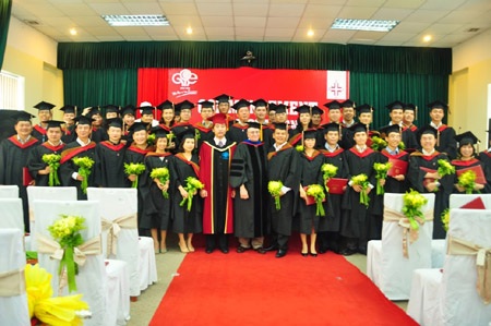 Học viên MBA nhận bằng tốt nghiệp.