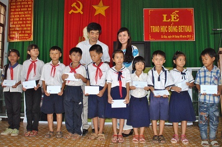 Học sinh nghèo tỉnh Đắc Lắk nhận học bổng tháng 9/2013.
