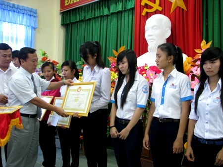 Lãnh đạo Hội Khuyến học tỉnh Bạc Liêu trao tặng giấy khen đến học sinh giỏi.