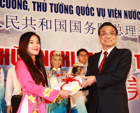 Thủ tướng Trung Quốc gặp gỡ sinh viên ĐH Quốc gia Hà Nội - 2 Thủ tướng Trung Quốc Lý Khắc Cường trao tặng sách đến sinh viên Trường ĐHKHXH&NV.