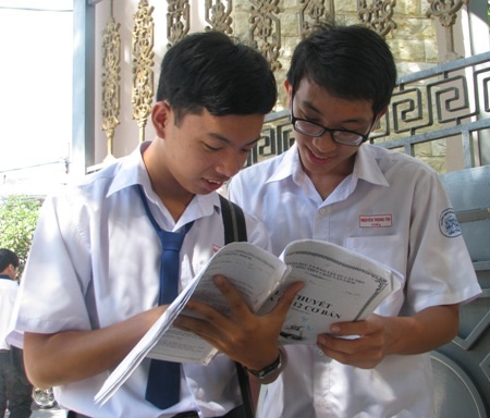 Thí sinh dự thi tốt nghiệp 2013 xem lại bài.