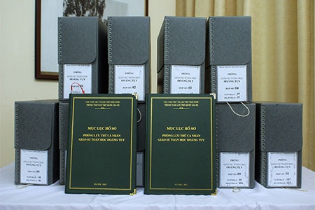 GS Hoàng Tụy bàn giao “tài sản khoa học” - 2 Khối tài liệu của GS Hoàng Tụy bàn giao cho Trung tâm Lưu trữ quốc gia III.