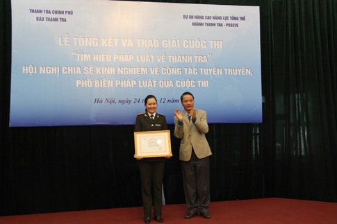 Phó tổng Thanh tra Chính phủ Nguyễn Văn Thanh trao giải cho các cá nhân đạt giải