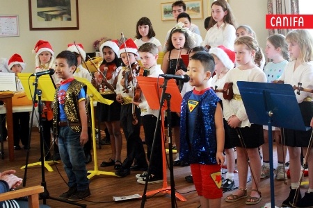 Nhật Minh và Quốc Thái tập luyện cùng các bạn nhỏ tại Câu lạc bộ Hello Music