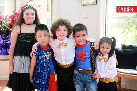 Hai bé được yêu quý bởi sự thân thiện và đáng yêu