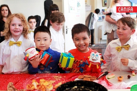 “Các bạn Úc rất thích áo superman của con”