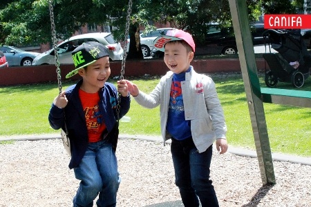 Tinh nghịch trêu đùa với xích đu