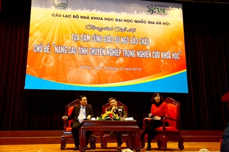 GS Ngô Bảo Châu và lãnh đạo ĐH QGHN trong buổi tọa đàm.