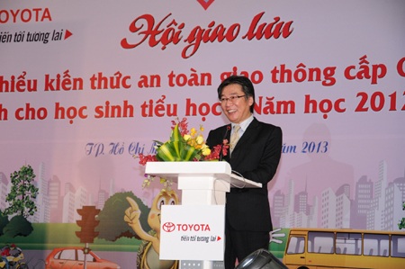 Trò nhí “không biết mệt” tìm hiểu kiến thức an toàn giao thông - 1 Tổng Giám đốc TMV, ông Yoshihisa Maruta phát biểu tại ngày hội giao lưu