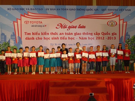 Trò nhí “không biết mệt” tìm hiểu kiến thức an toàn giao thông - 5 Ban tổ chức trao giải cho các đội thi đoạt giải