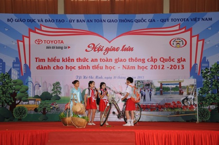Trò nhí “không biết mệt” tìm hiểu kiến thức an toàn giao thông - 3 Các em đang biểu diễn tiểu phẩm về An toàn giao thông