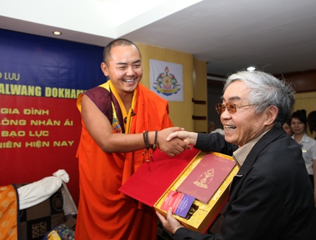 Đức Nhiếp Chính Vương và nguyên Bộ trưởng Bộ Giáo dục Phạm Minh Hạc tại buổi tọa đàm