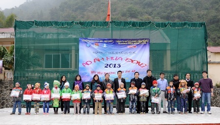 Sinh viên ĐH Mỏ - Địa chất tặng quà Tết học sinh nghèo vùng cao