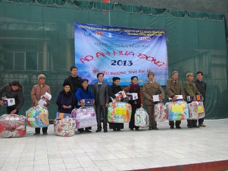 Sinh viên ĐH Mỏ - Địa chất tặng quà Tết học sinh nghèo vùng cao