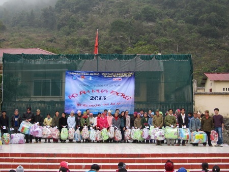 Sinh viên ĐH Mỏ - Địa chất tặng quà Tết học sinh nghèo vùng cao