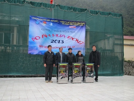 Sinh viên ĐH Mỏ - Địa chất tặng quà Tết học sinh nghèo vùng cao