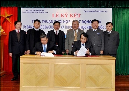 Ủy ban Kinh tế của Quốc hội hợp tác với ĐH Kinh tế Quốc dân - 1 Quang cảnh lễ ký kết.