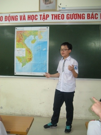 “Cháy” giáo án bởi tinh thần hướng về biển Đông - 1 Em Trần Thế Huy phát biểu trong buổi học