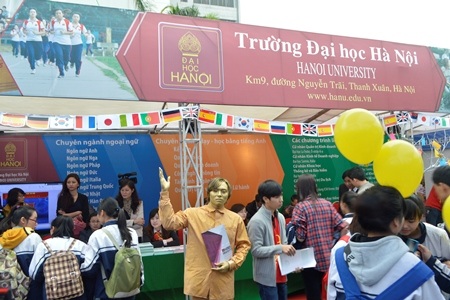 ĐH Hà Nội chỉ tuyển sinh khối A1 và D - 1 Trường ĐH Hà Nội tham dự Ngày hội tuyển sinh 2014.