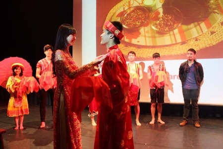 Du học sinh quảng bá văn hóa Việt trên đất Anh - 4 Sinh viên thả hồn vào bài hát quê hương
