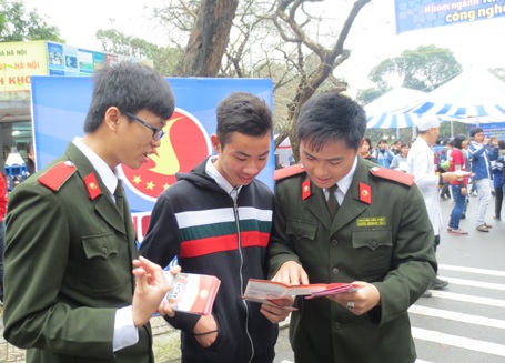 Lưu ý khi đăng ký tuyển thẳng vào khối các trường công an - 1 Sinh viên Học viện An ninh đang tư vấn, giới thiệu cho thí sinh về trường học của mình.