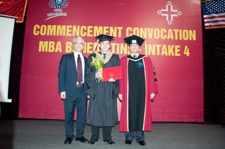 Cơ hội học Quản trị Tài chính và Quản trị nguồn nhân lực tại ĐH Benedictine - Hoa Kỳ - 2 Học viên MBA Benedictine nhận bằng Tốt nghiệp.