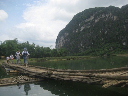 Tác giả Bùi Văn Vịnh (16 tuổi): Đây là cây cầu hàng ngày chúng em đi học hàng ngày.