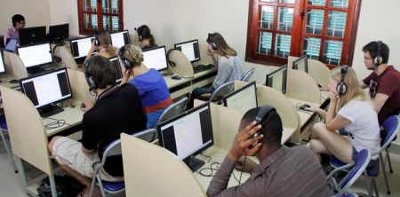 Các học viên nước ngoài  tham gia thi tiếng Việt trên máy tính