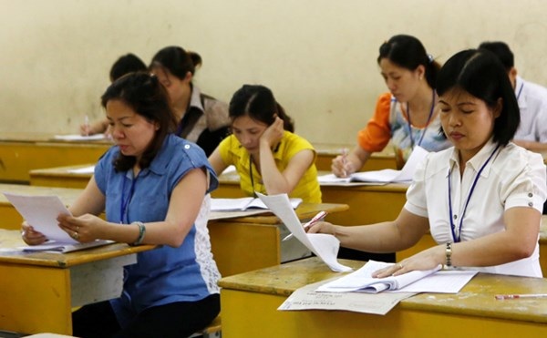 Chấm thi tốt nghiệp THPT: Khó đạt bằng giỏi vì môn Văn - 1 Chấm thi tại trường THPT Việt - Đức năm 2014. Ảnh: Như Ý