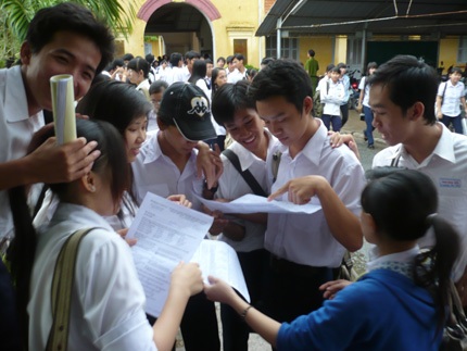 Trường tổ chức tuyển sinh riêng bội thu hồ sơ đăng ký dự thi - 1 Nhiều thí sinh chọn nộp hồ sơ vào trường tuyển sinh riêng.